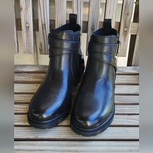 Tundra NIB Ladies Black Boots